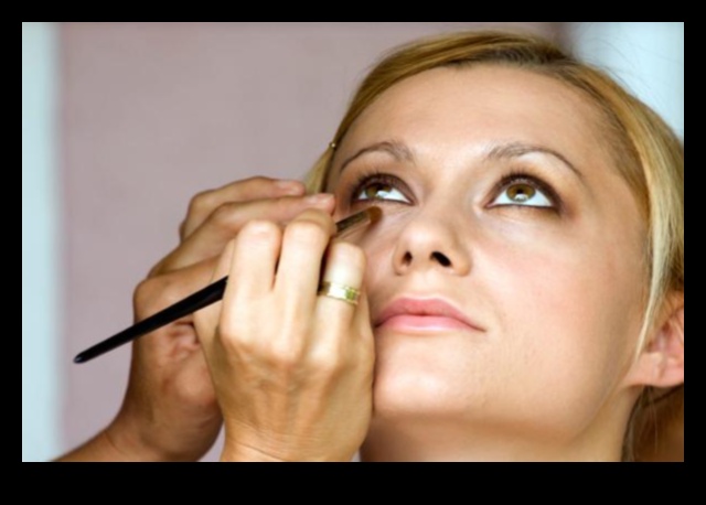 Σκιές ματιών και απόκρυψη: Καμουφλάροντας τις ατέλειες για άψογο βλέμμα