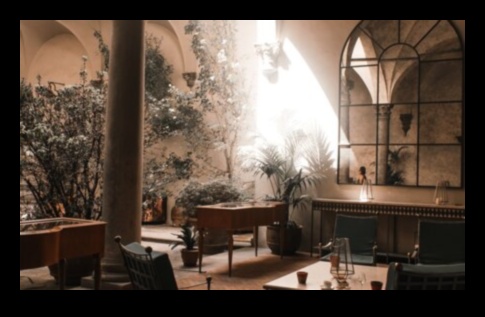 Ο αντίκτυπος του φωτός: Ενισχύοντας τα χαρακτηριστικά σας με φυσικό μακιγιάζ και στρατηγικό φωτισμό