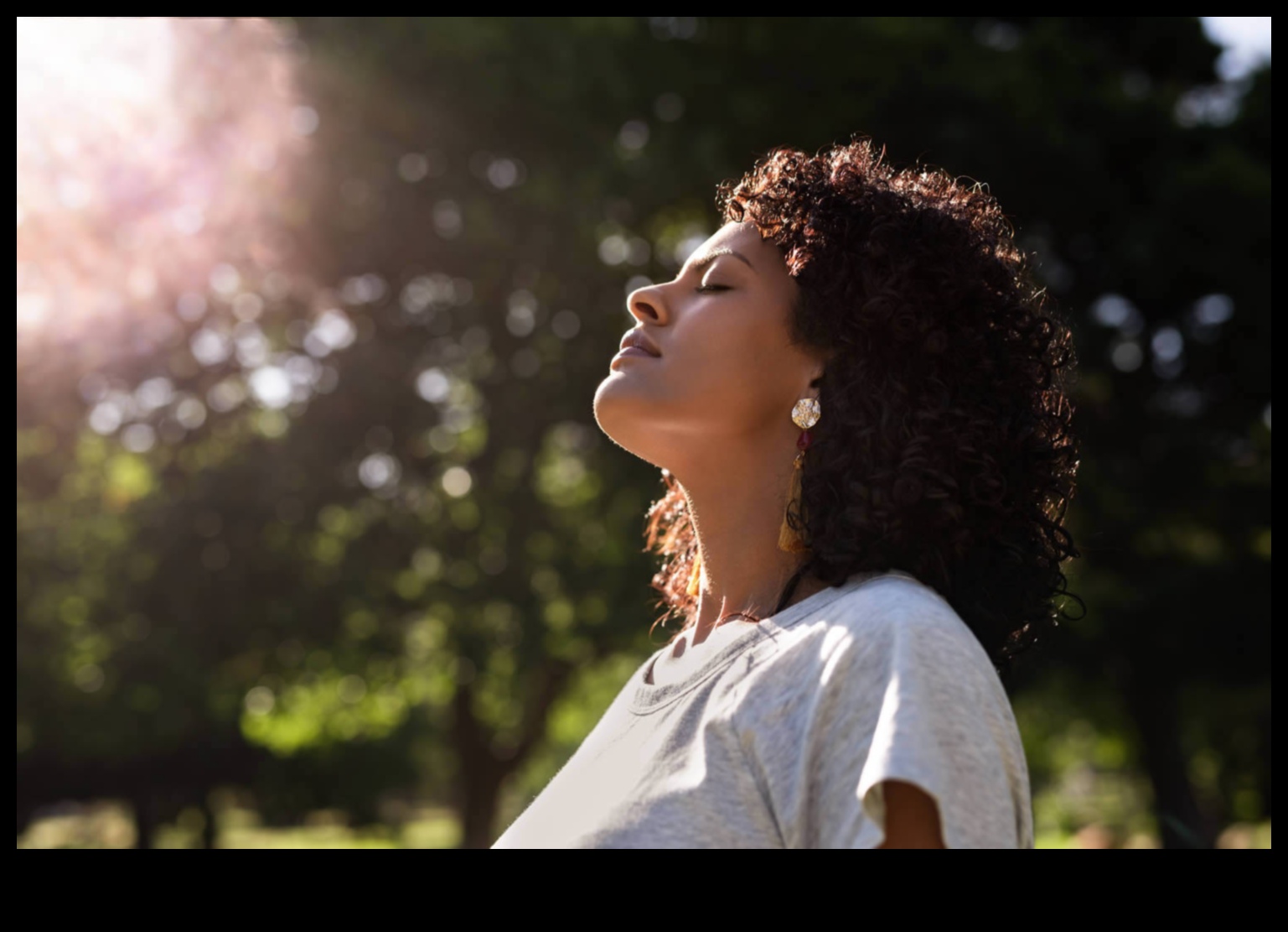 Ο αντίκτυπος του φωτός: Ενισχύοντας τα χαρακτηριστικά σας με φυσικό μακιγιάζ και στρατηγικό φωτισμό