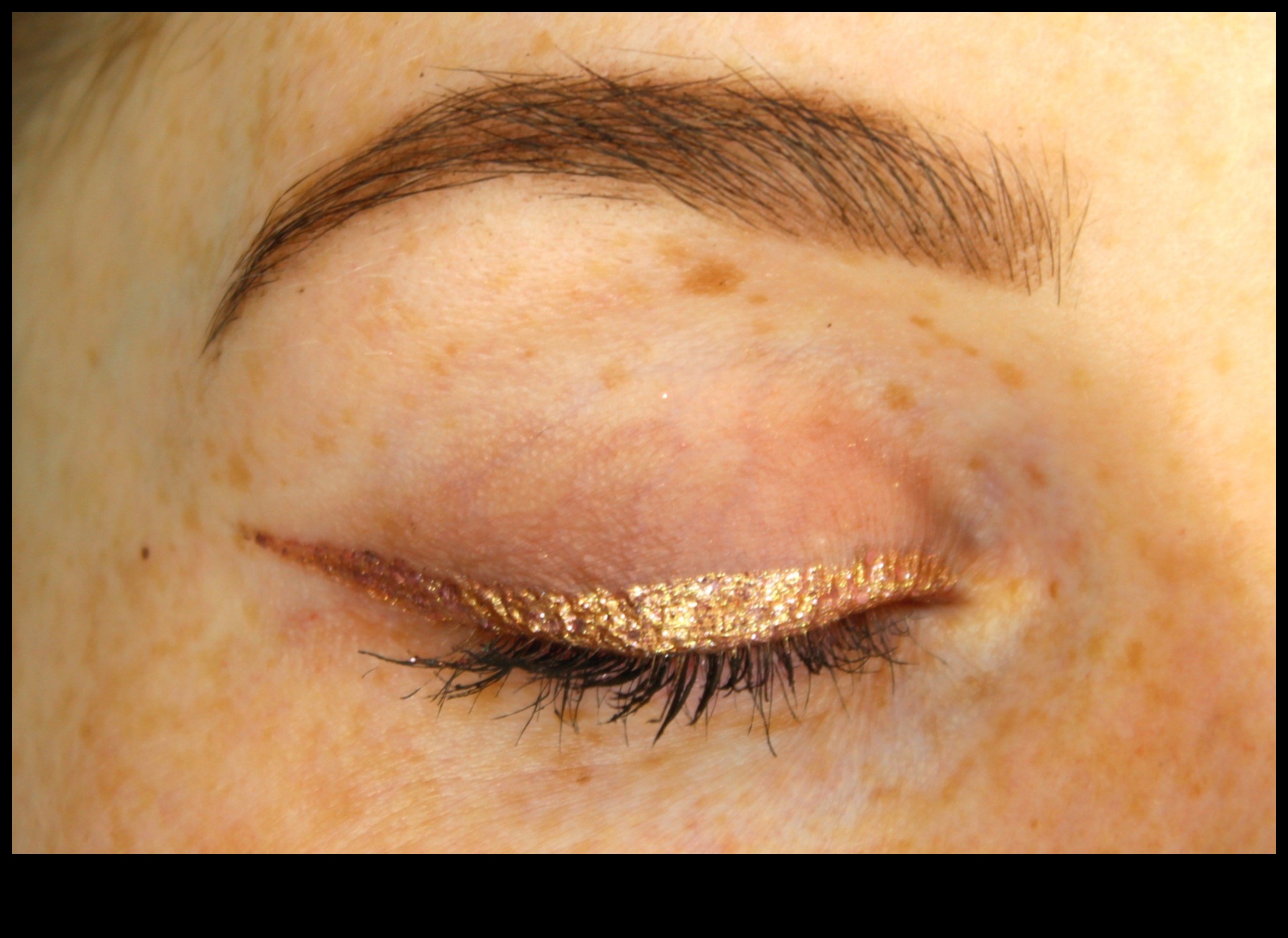 Glamorous Glitter: Προσθέστε λάμψη στο βλέμμα σας με Glitter eyeliners