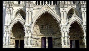 Gothic Gables: Αρχιτεκτονικά στοιχεία σε μεσαιωνικά κτίρια