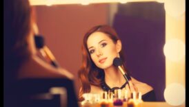 Ο αντίκτυπος του φωτός: Ενισχύοντας τα χαρακτηριστικά σας με φυσικό μακιγιάζ και στρατηγικό φωτισμό