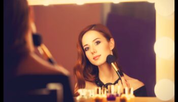 Ο αντίκτυπος του φωτός: Ενισχύοντας τα χαρακτηριστικά σας με φυσικό μακιγιάζ και στρατηγικό φωτισμό